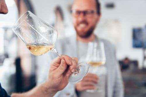 Delivinos presenta las reglas básicas sobre cómo probar el vino