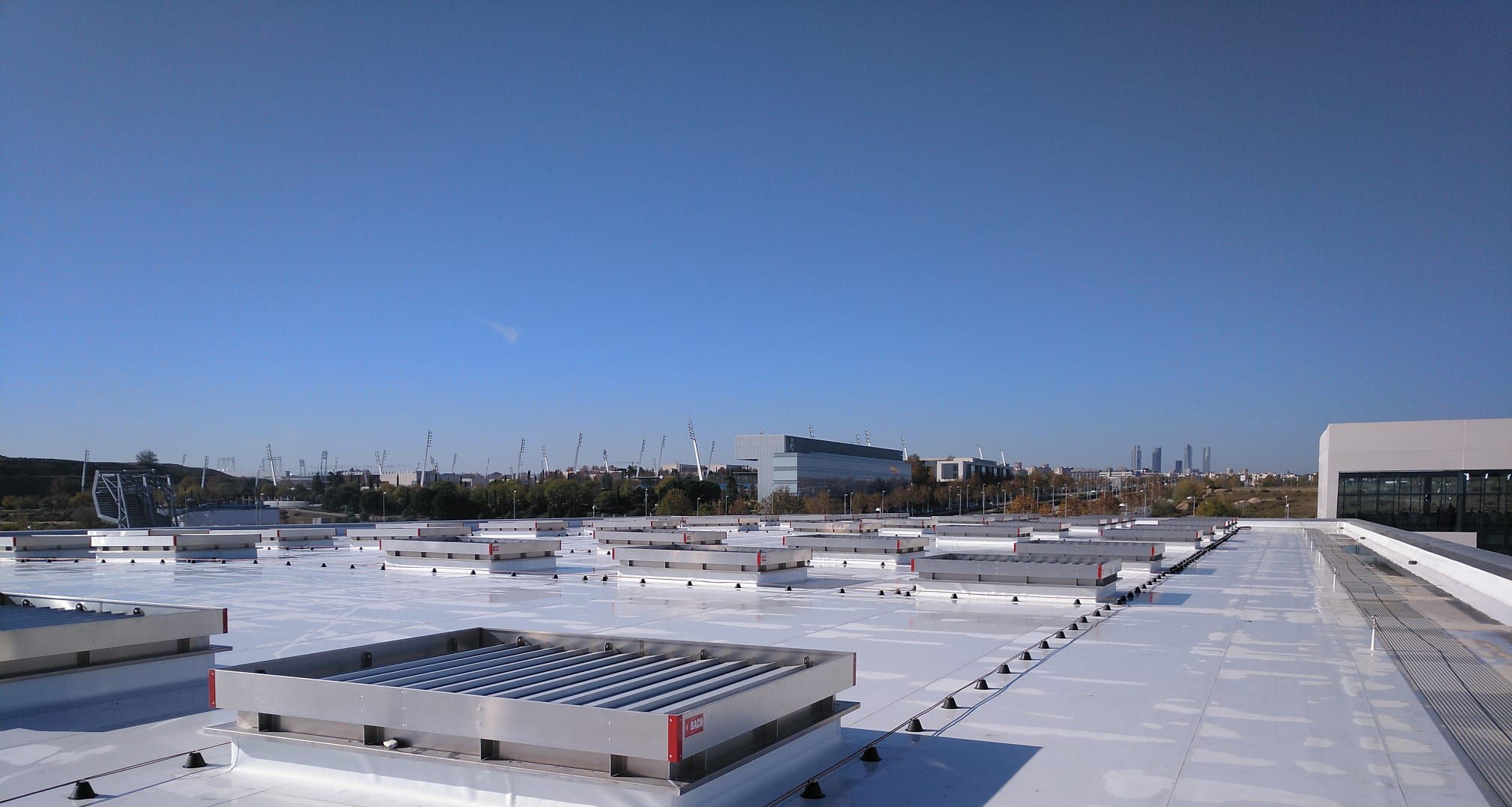 La lámina TPO de BMI instalada en tiempo récord en el nuevo Hospital de Emergencias Isabel Zendal en Madrid