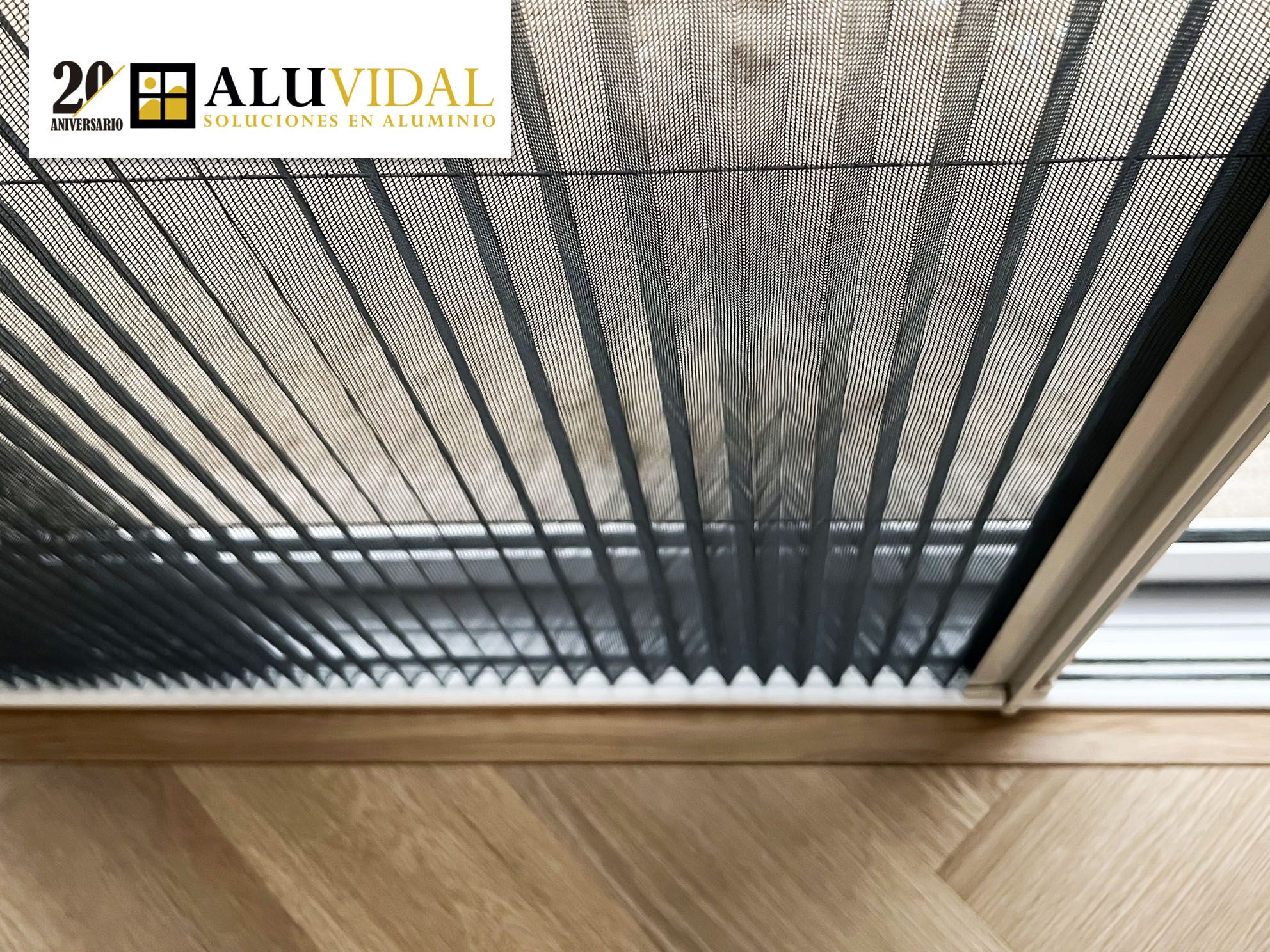Mosquiteras plisadas, perfectas para entradas y balcones ahora que llega el buen tiempo, según Aluvidal