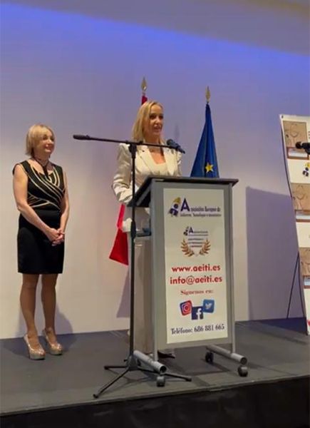 La Doctora Gracia Moreno recibe el Premio Estetoscopio de Oro a la Innovación en la medicina